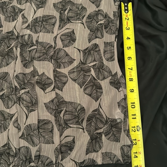 Banana Republic Women's Sleeveless V-Neck Grey/Blk/Metallic Leaf Blouse Size M - Picture 9 of 9